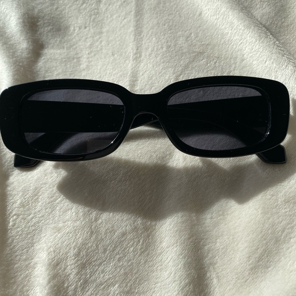 Sleek Black Rectangle Sunglasses – Retro Minimalist Style - Picture 3 of 11